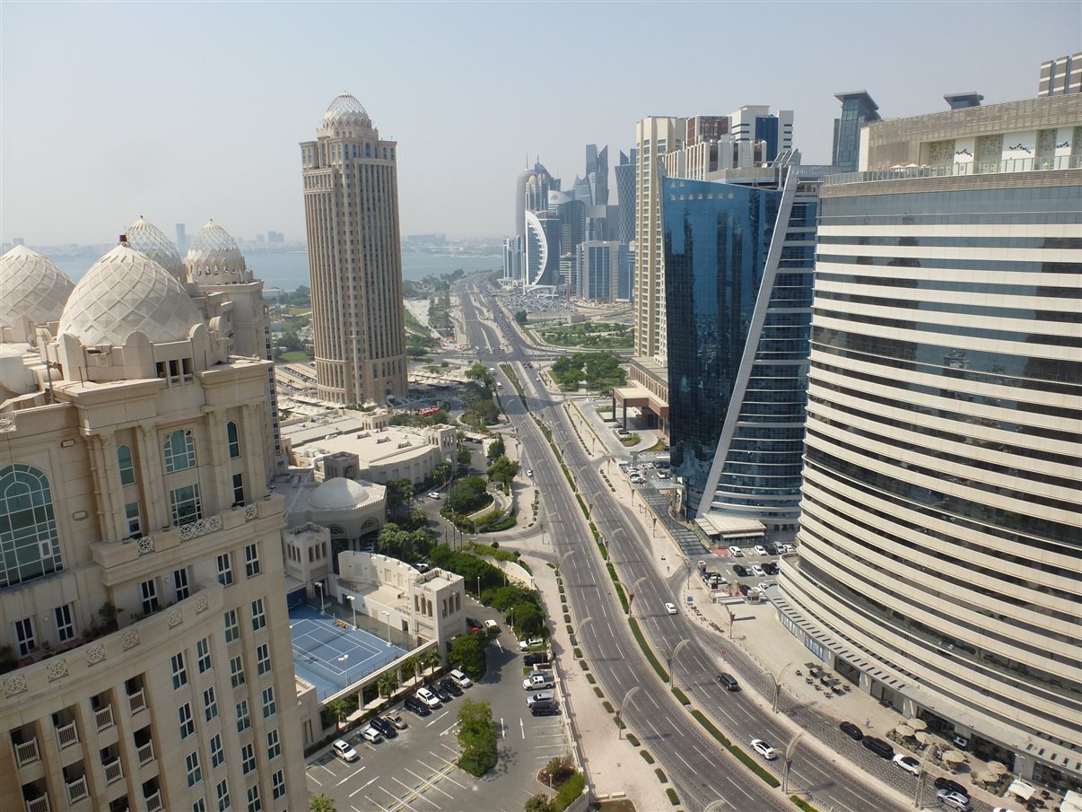 Vista de avenida de Doha desde um quarto do hotel Hilton