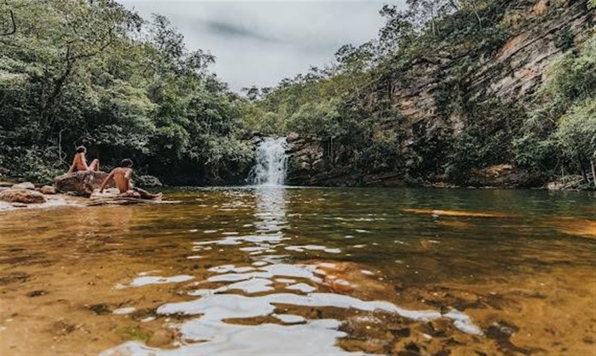 Queda de sete metros e poço cristalino na Cachoeira das Araras