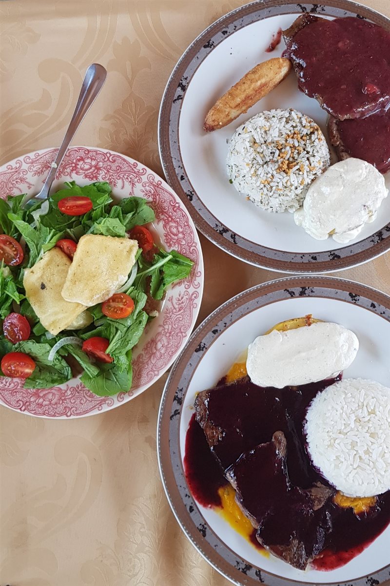 Carnes com molhos de frutas são diferencial no Bar des Artes