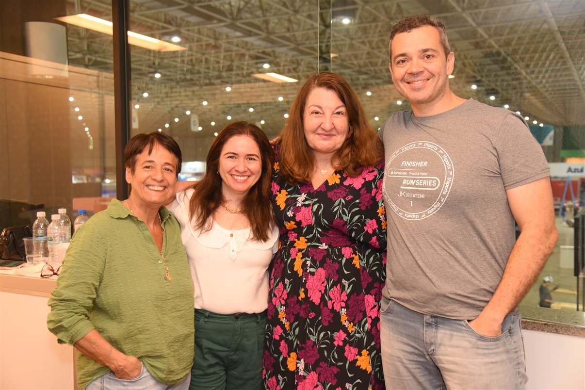 Cristina Fritsch, da Abav-RJ, Ana Carolina Medeiros e Magda Nassar, da Abav Nacional, e Edmilson Romão, da Abav-SP