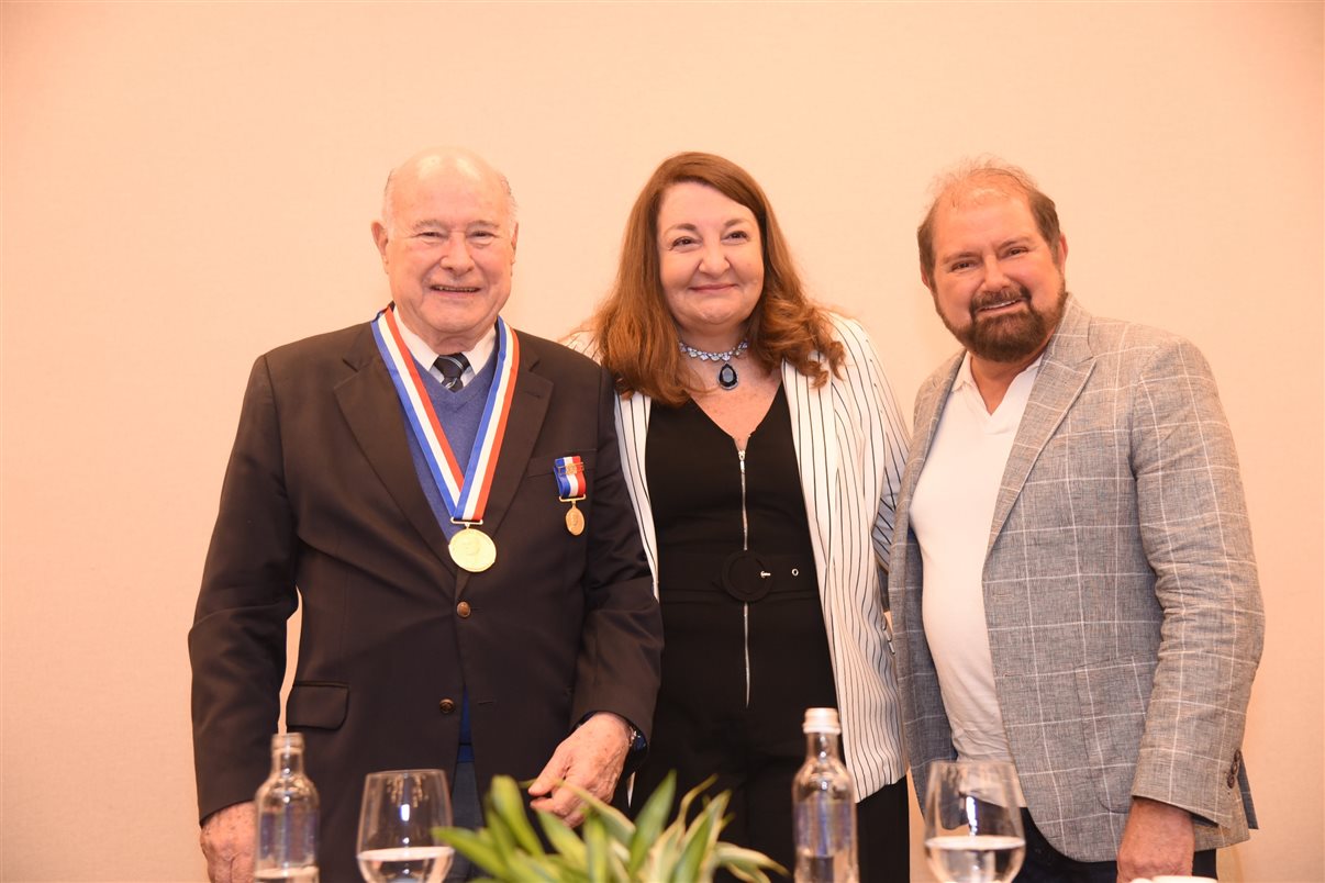Guillermo Alcorta, homenageado com as mais altas honrarias cariocas, recebe o carinho de Magda Nassar e Guilherme Paulus no Rio de Janeiro