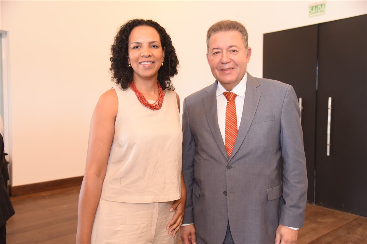 Jurema Monteiro, presidente da Abear, está na 50ª Abav Expo. Na foto, ela posa com Alexandre Sampaio, da CNC e FBHA