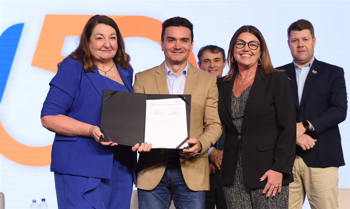 Magda Nassar, da Abav Nacional, o ministro do Turismo, Celso Sabino, e Carla Nesi, do Banco do Brasil, assinam o acordo do programa