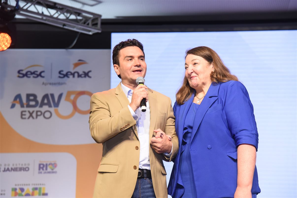 Ministro do Turismo Celso Sabino com Magda Nassar, presidente da Abav Nacional