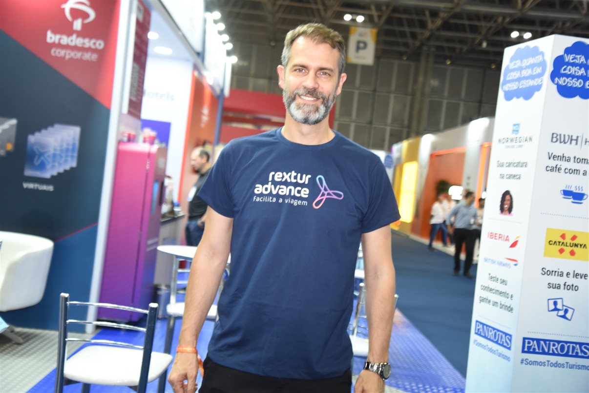 Na Abav Expo 2023, Márvio Mansur com a nova marca da RexturAdvance estampada em sua camisa