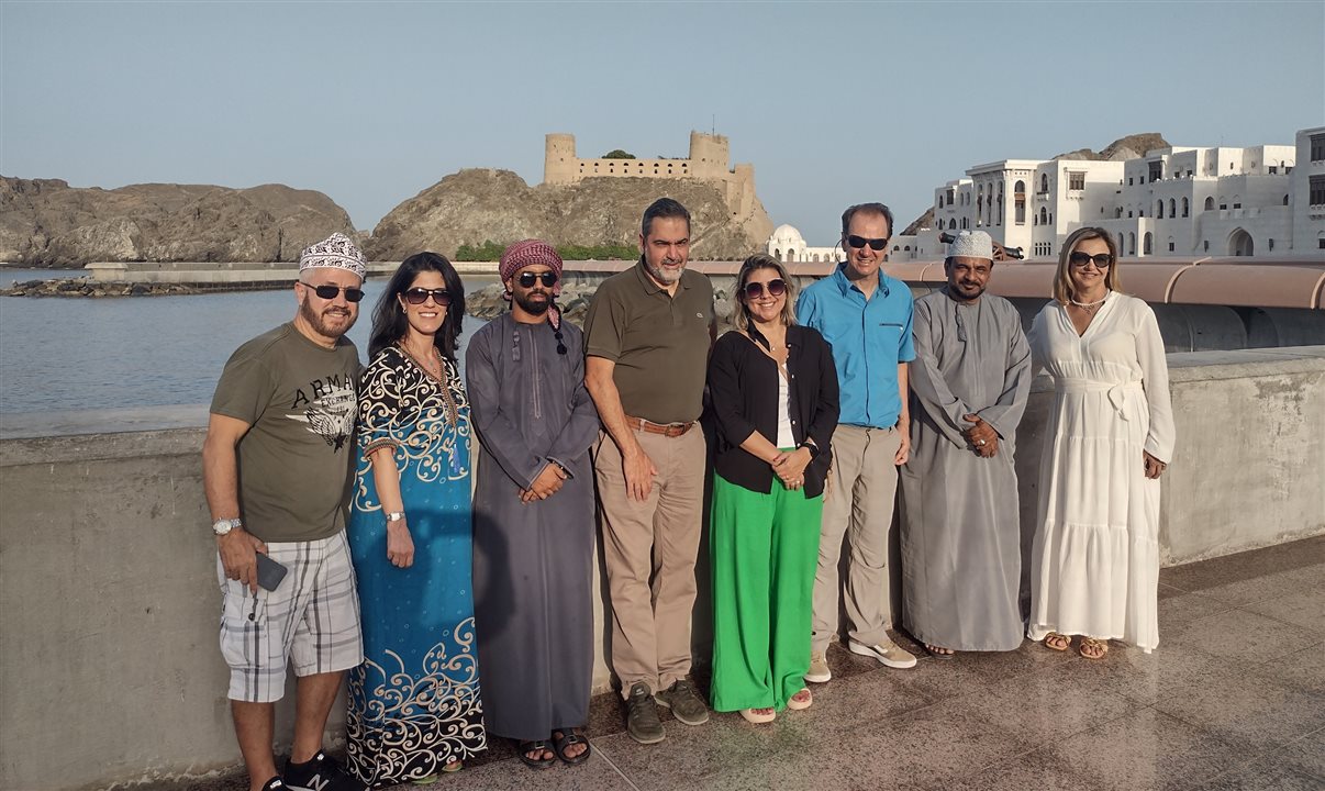 Grupo do famtour da Flot com o Forte Al Jlaly (no alto), antes Forte de São João, construído pelos portugueses no século 16 na região do porto de Mascate