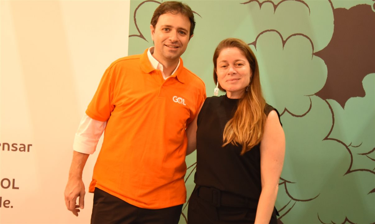 Celso Ferrer, diretor presidente da Gol, e Carla Fonseca, presidente da Smiles