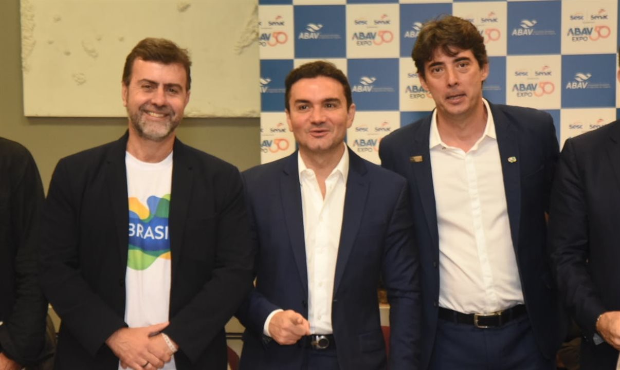 Marcelo Freixo, presidente da Embratur, Celso Sabino, ministro do Turismo, e Fabricio Amaral, presidente da Fornatur