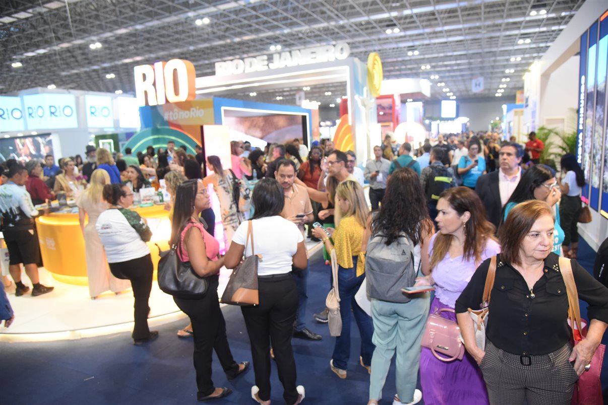 Corredores cheios de profissionais de Turismo na Abav Expo 2023