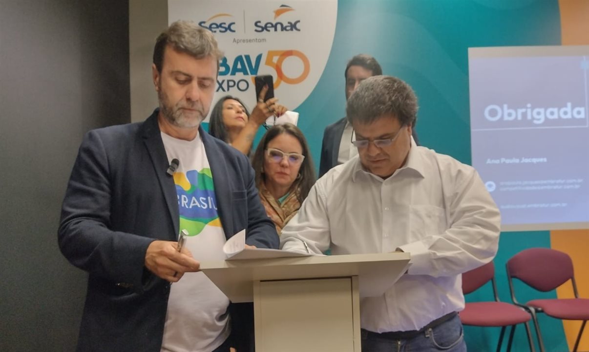 Marcelo Freixo, presidente da Embratur e Fernando Dias, conselheiro da Bravi, em assinatura do lançamento do Edital 