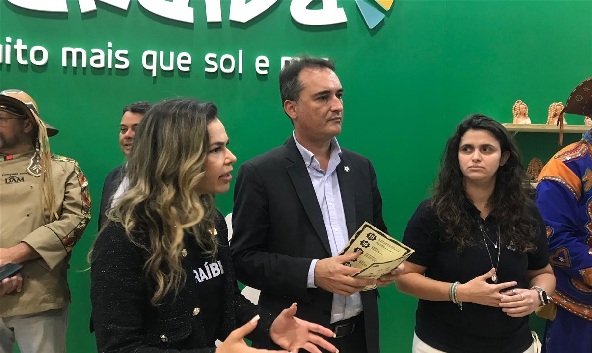Rosália Lucas, secretária de Turismo da Paraíba, Ferdinando Lucena, da PBTur, e Giulliana Mesquita, da Azul Viagens
