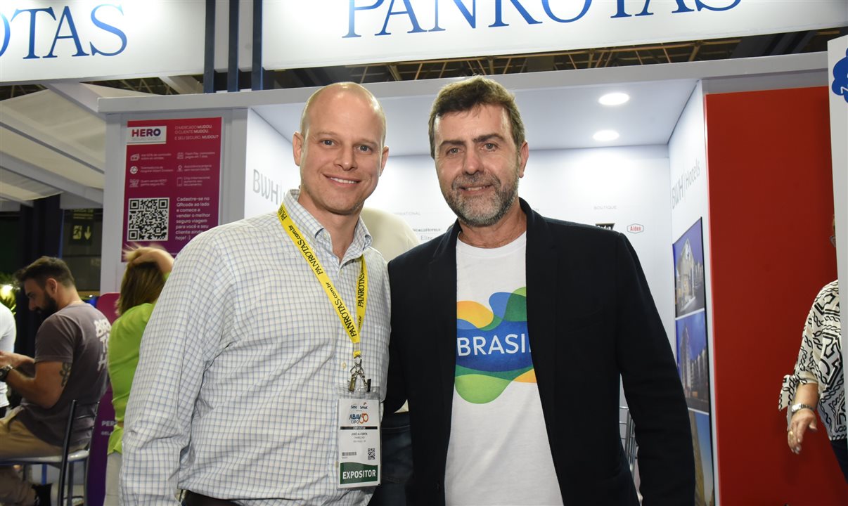 José Guilherme, CEO do PANROTAS e Marcelo Freixo, presidente da Embratur em frente ao estande do PANROTAS