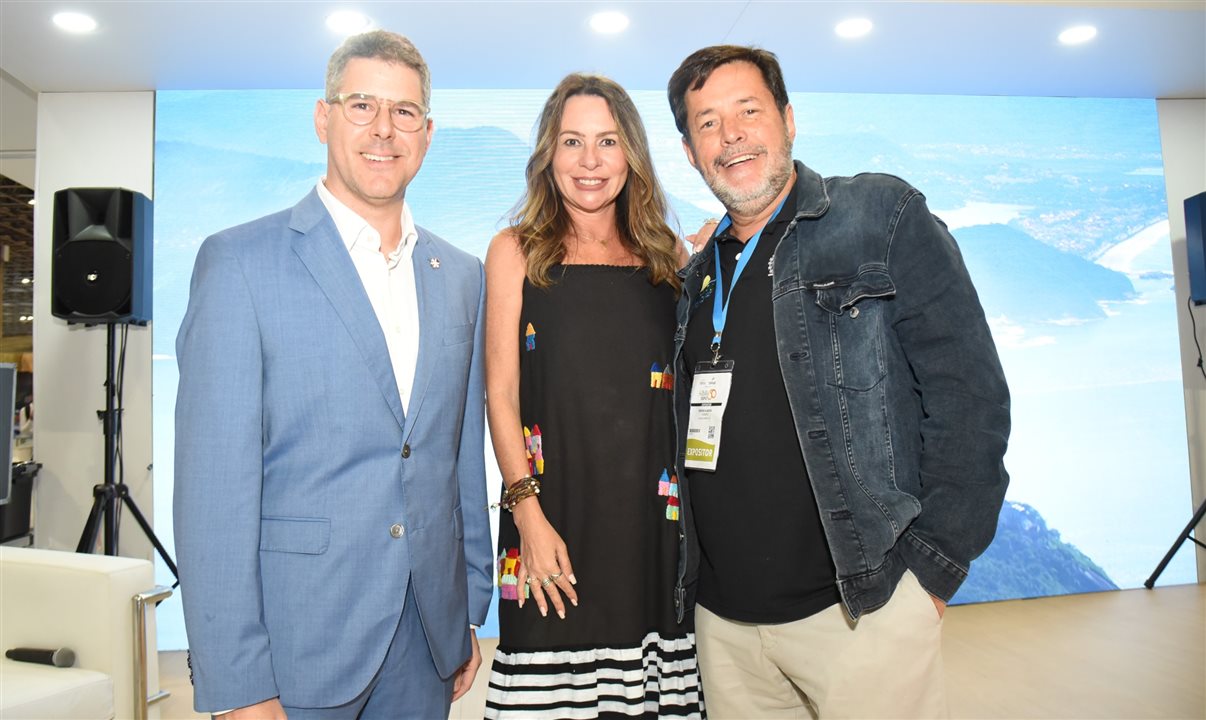 Guilherme Nigri, o head do Guia Michelin para a América do Sul, Daniela Maia, secretária municipal de Turismo do Rio de Janeiro, e Sergio Almeida, presidente da TurisRio