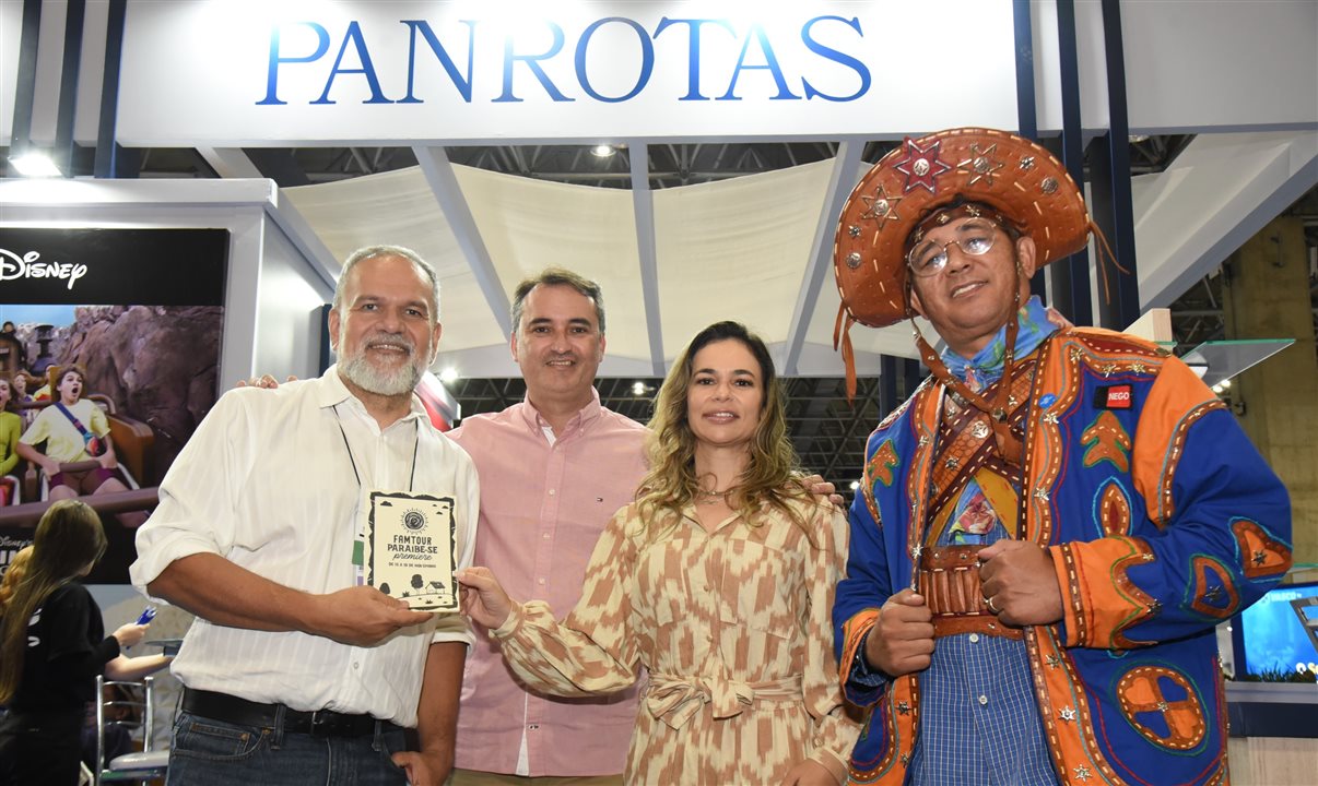Artur Andrade, da PANROTAS, recebeu convite para o Paraíbe-se de Ferdinando Lucena, da PBTur, Rosália Lucas, secretária de Turismo da Paraíba, e Virgo Lima Filho