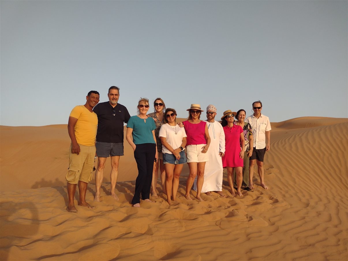 O grupo da Flot em duna do deserto de Omã aguardando o pôr-do-sol