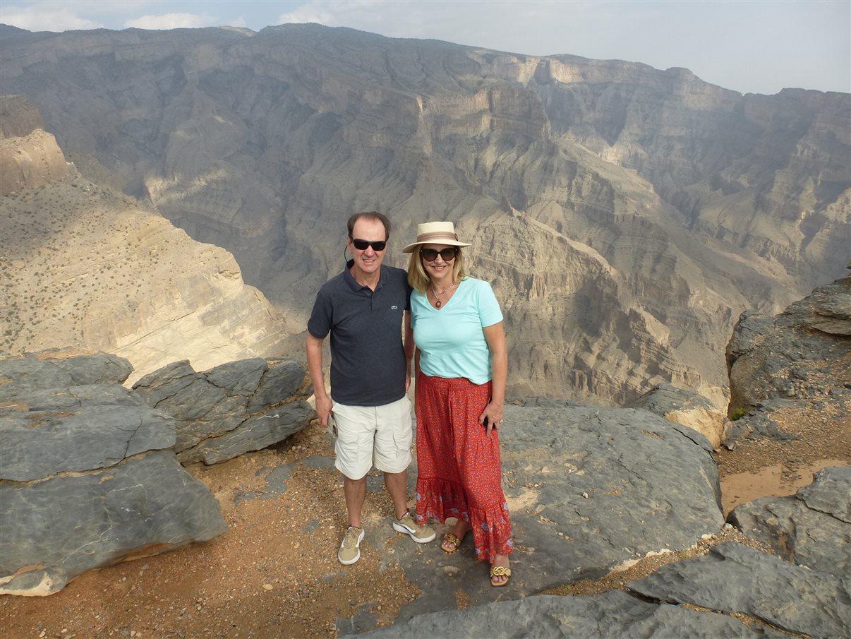 O diretor da Flot, Eduardo Barbosa, e Carla Magalhães, da Outback Turismo, no cânion em Jabal Shams