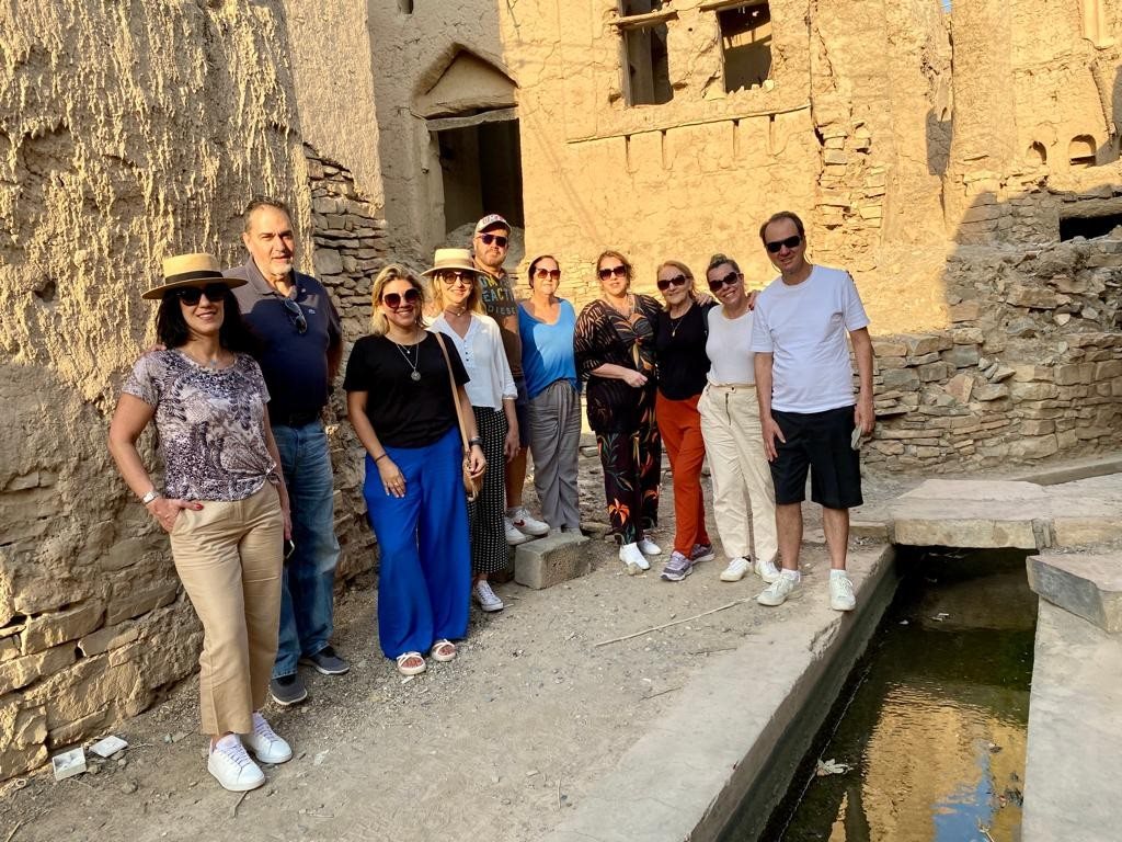 Grupo da Flot junto a canal de água do “falaj” Khatmein, Patrimônio Mundial da Unesco, na vila de Birkat Al Mouz
