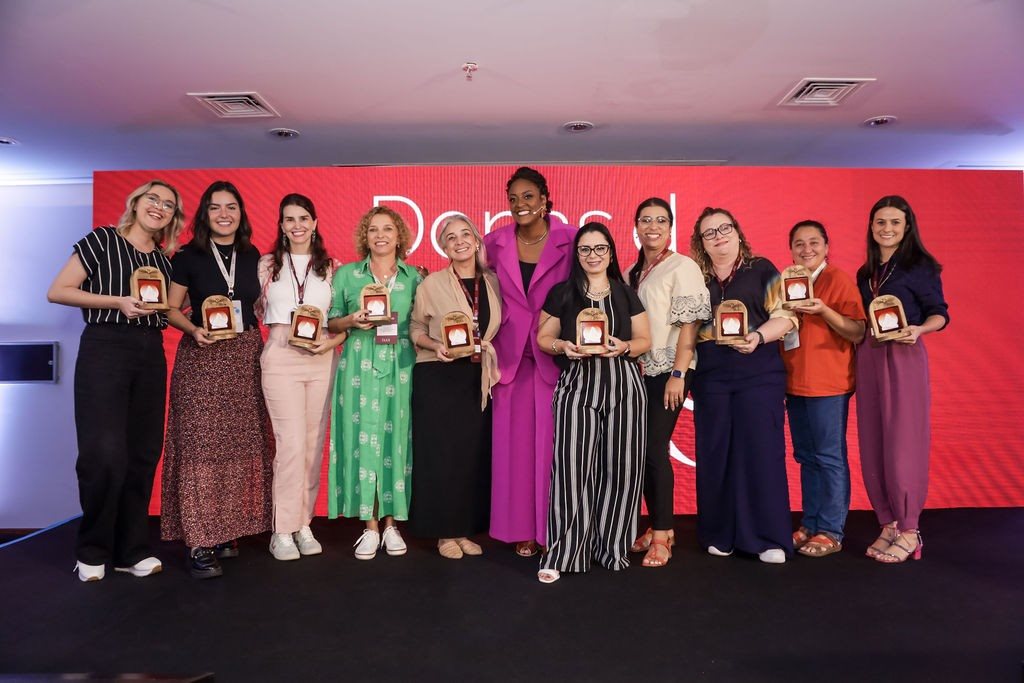 Rogéria Pinheiro com algumas das vencedoras do Selo Fênix