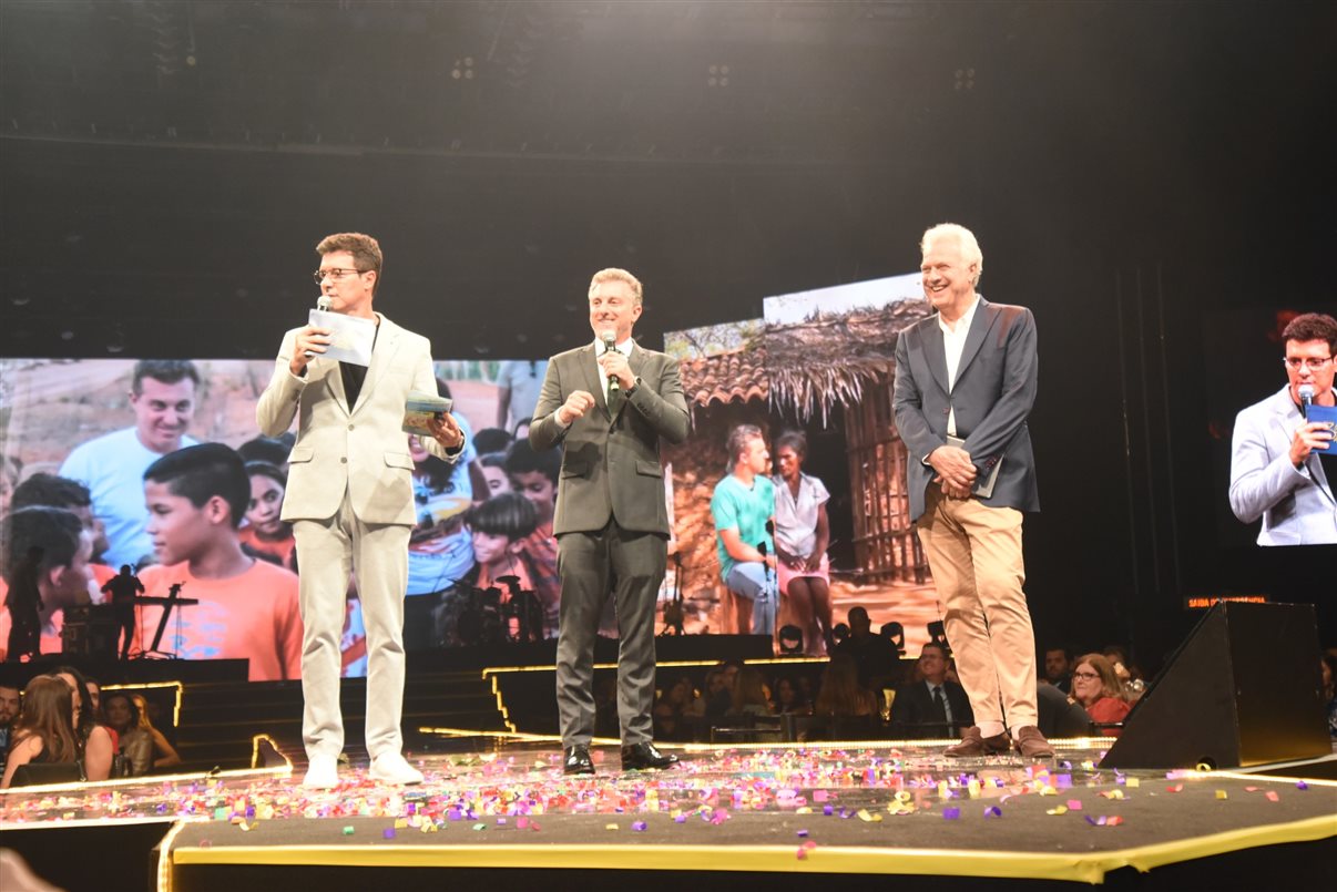 Conhecidos por seus programas na televisão, Rodrigo Faro, Lucinao Huck e Pedro Bial comandaram a festa