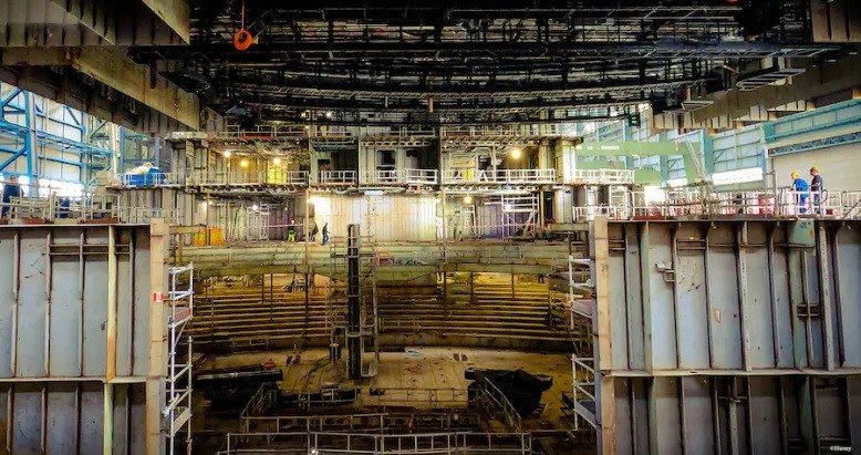 Construção do Walt Disney Theatre no Disney Treasure