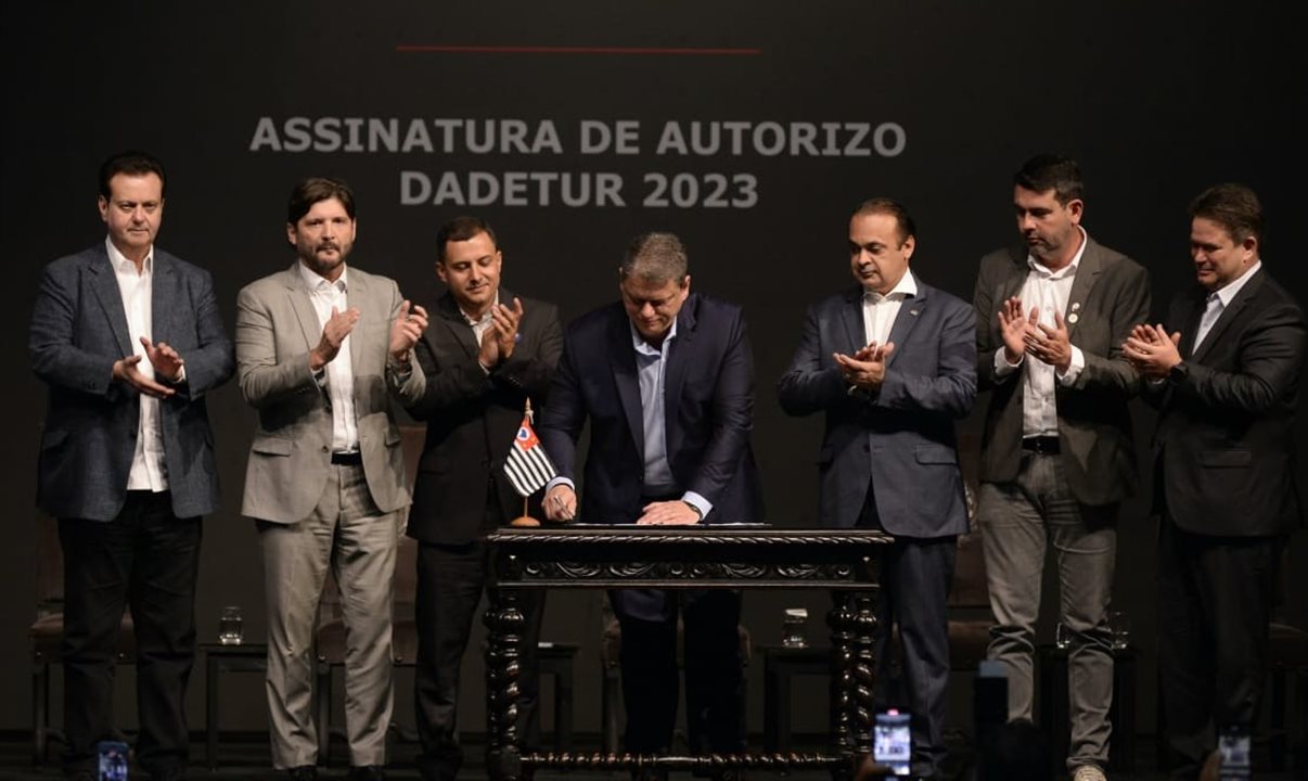 Tarcísio de Freitas, governador de São Paulo, assina dosumento do Dadetur