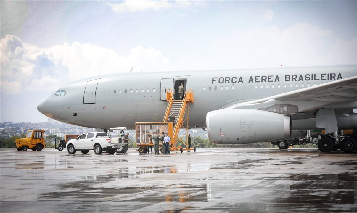KC-390 Millenium, da Força Aérea Brasileira (FAB), pousou às 6h07 em Recife nesta sexta-feira (13)
