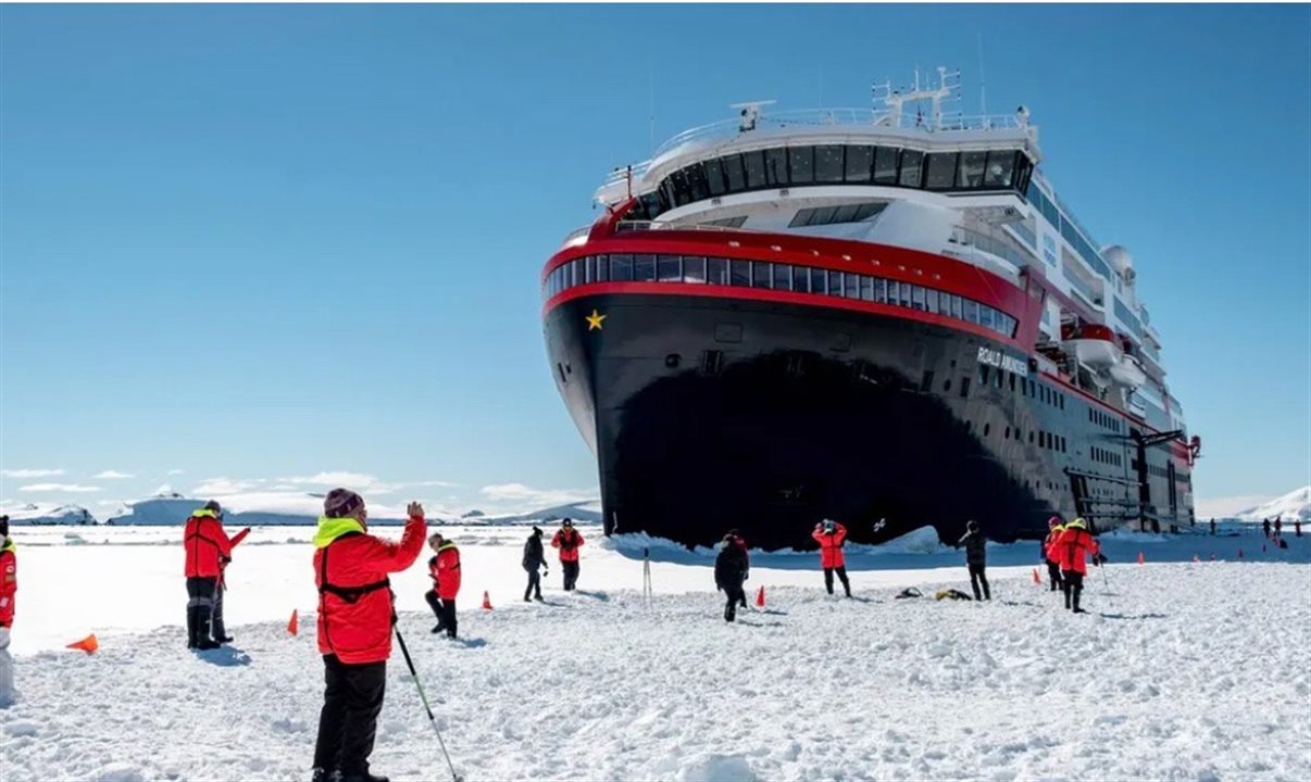 A HX Hurtigruten Expeditions é famosa por sua dedicação à exploração sustentável, com navios projetados para minimizar o impacto ambiental