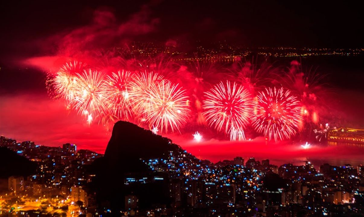 A festa em Copacabana, que tradicionalmente reúne o maior público, terá três palcos. O espetáculo de fogos se dará a partir de dez balsas espalhadas pela orla