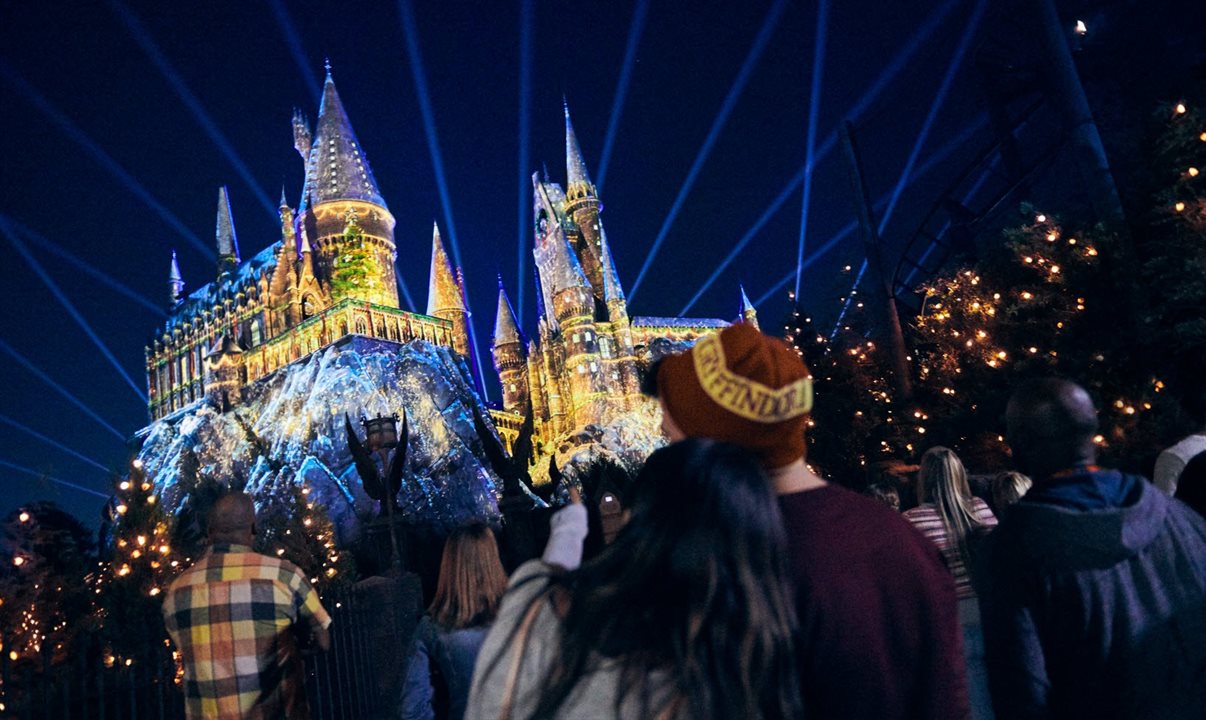 Com Christmas in The Wizarding World of Harry Potter, o parque busca levar ao seu público o espírito da temporada de festas de fim de ano para a vila de Hogsmeade