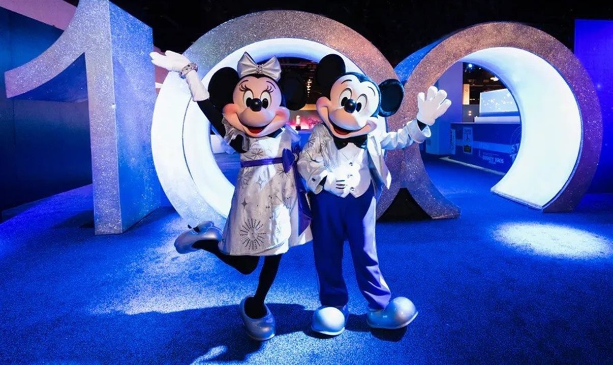 Minnie e Mickey celebram os 100 anos da Disney em seus trajes de platina
