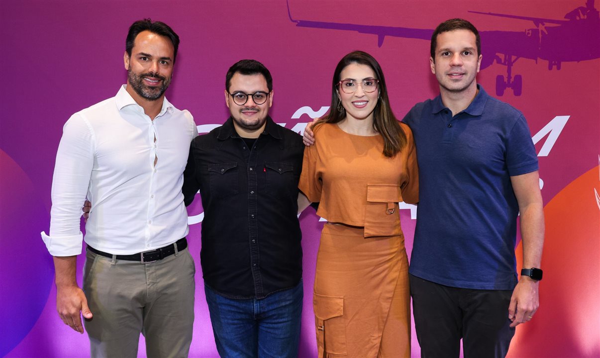 Eduardo Vasconcellos, Luiz Moura, Jordana Souza e Luciano Brandão, cofundadores da Voll, durante o Travel Connect 2023