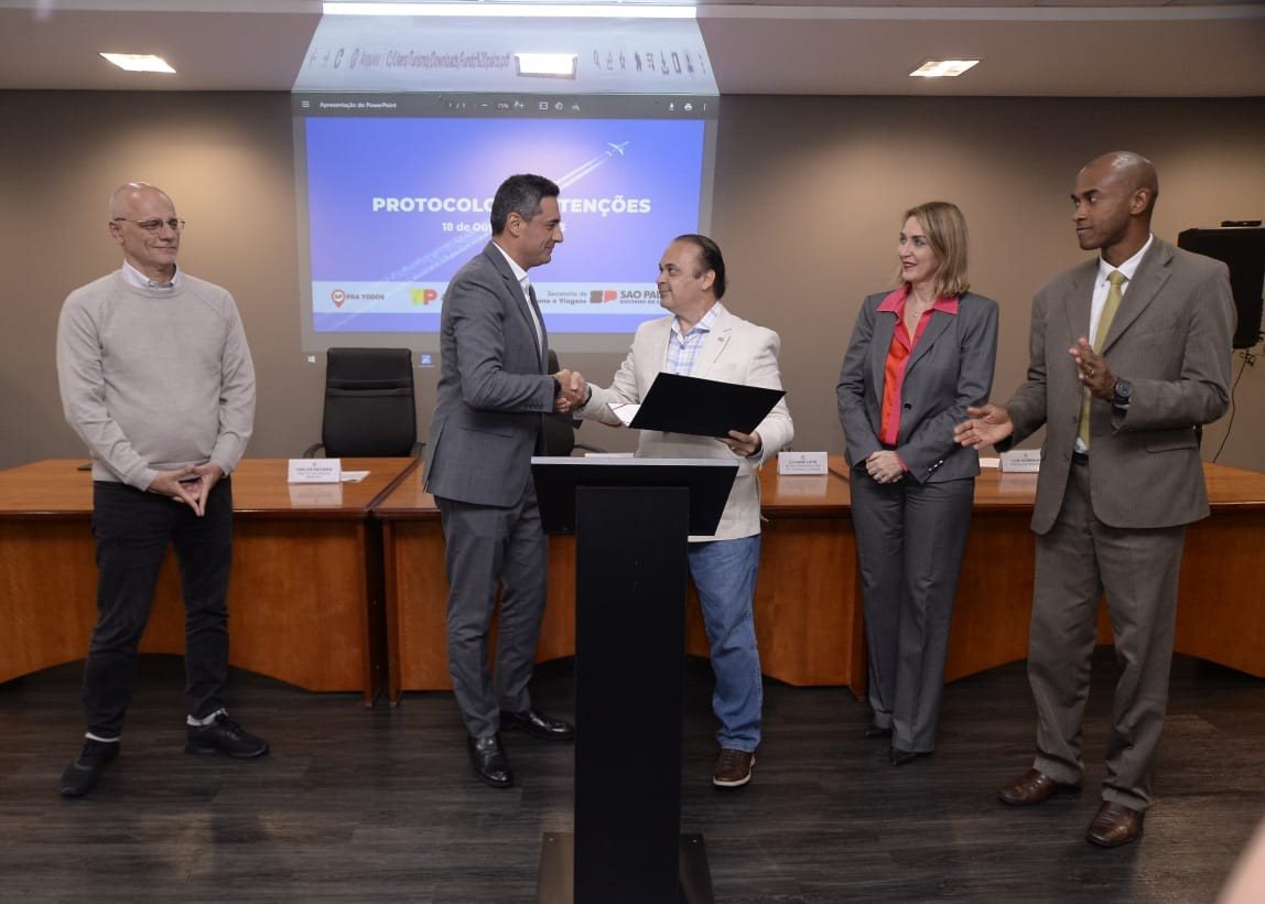 Carlos Antunes, da Tap, e Roberto de Lucena, secretário de Turismo do Estado de São Paulo, firmam acordo na sede da Setur-SP