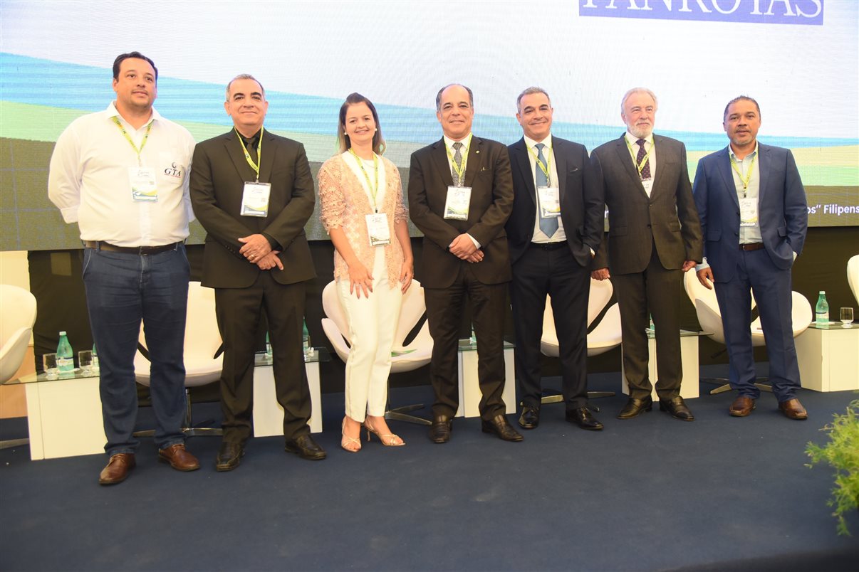 Ricardo Rodrigues, da GTA, Bruno Mesquita, da BBC Eventos, Yrwana Albuquerque, secretária de Turismo do Ceará, Carlos Henrique Sobral, do Ministério do Turismo, Breno Mesquita, da BBC Eventos, Celso Guelfi, da GTA, e Claudio Junior, da BBC Eventos