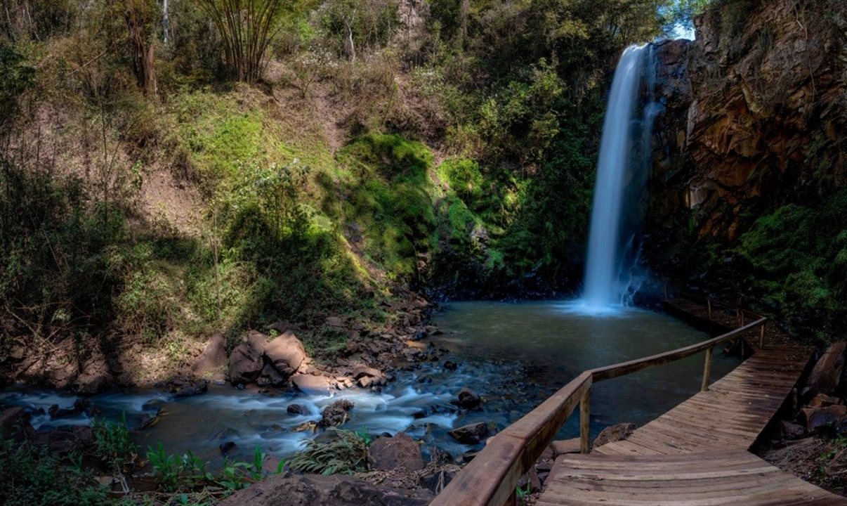 Cachoeira São Bento é o principal atrativo do nono ecoparque instalado no município de Brotas (SP)