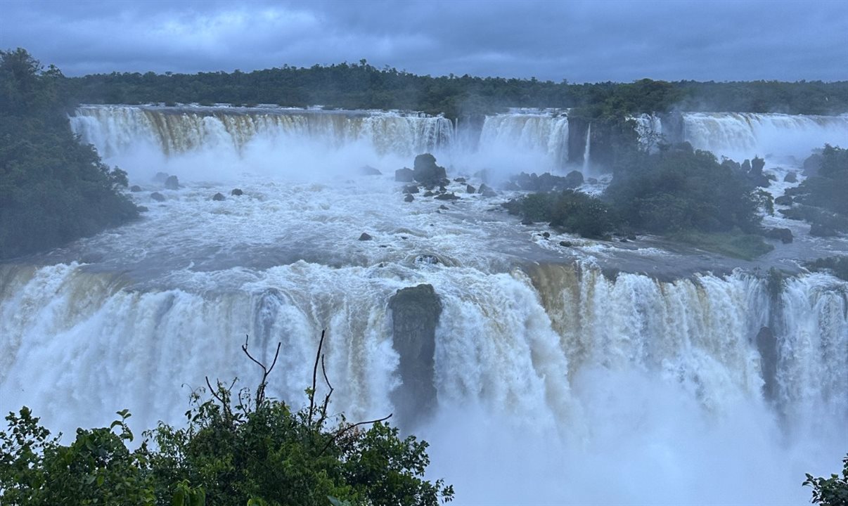 Na última semana, chuvas intensas no Paraná causaram uma vazão muito acima do normal nas Cataratas