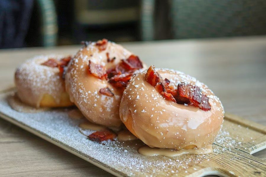 Maple Bacon Donuts é um dos clássicos do restaurante a ser inaugurado em novembro