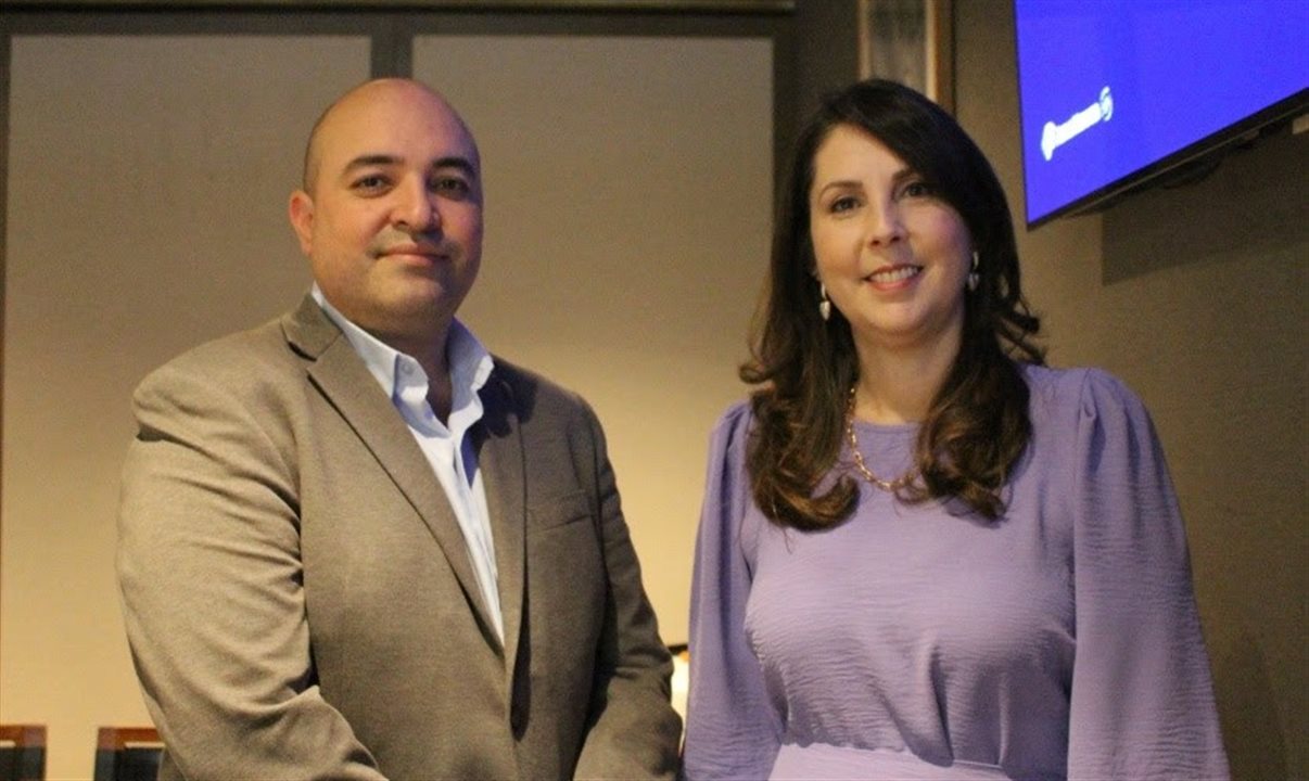 Fernando Esquedo e Bruna Freitas, da Aeromexico