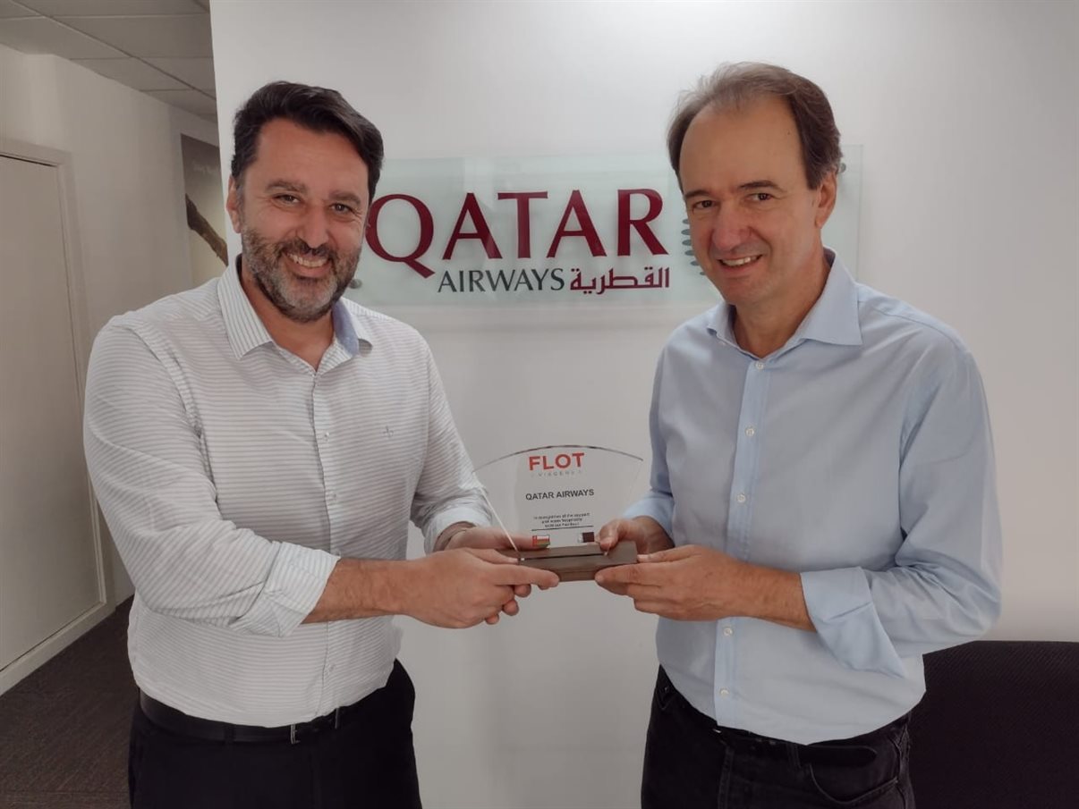 O gerente regional da Qatar Airways na América Latina, Renato Hagopian, recebe o troféu do diretor da Flot, Eduardo Barbosa