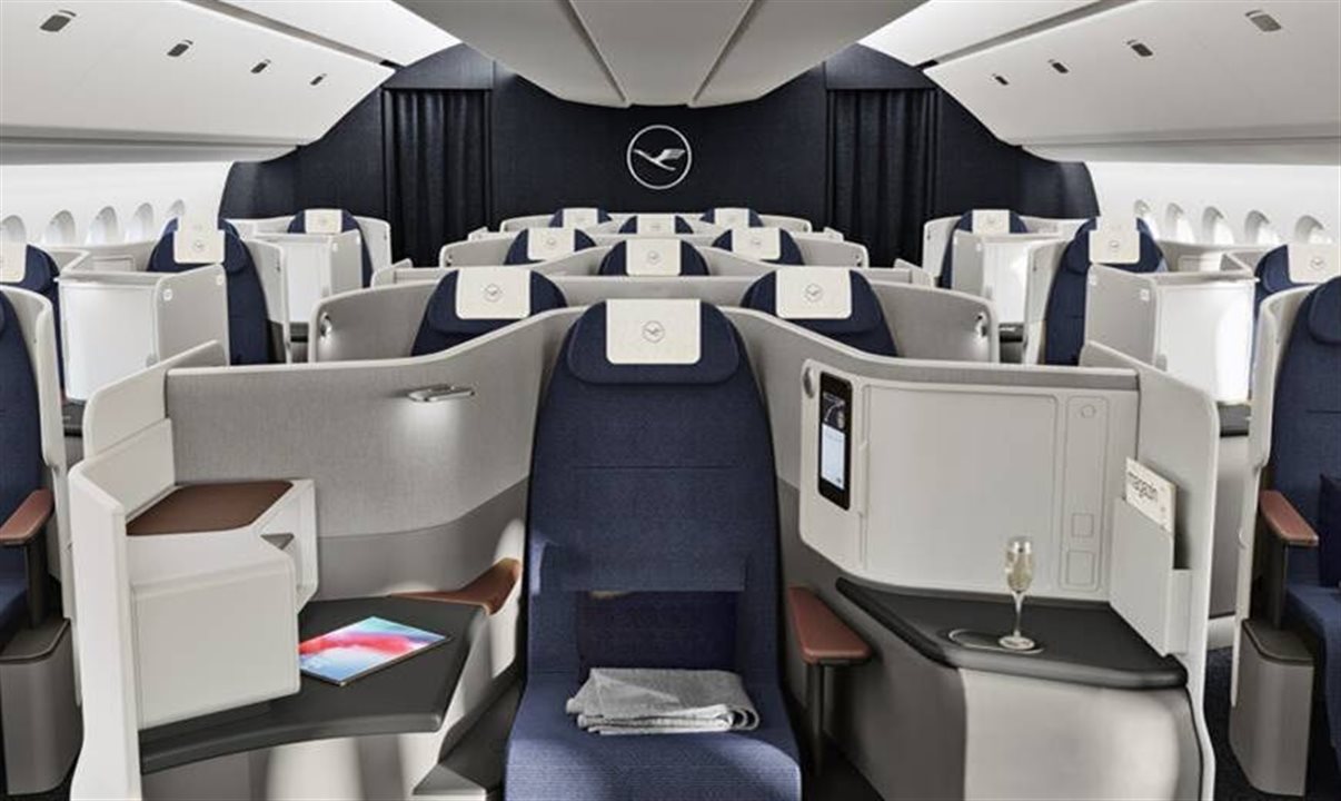Display da nova configuração da classe executiva da Lufthansa