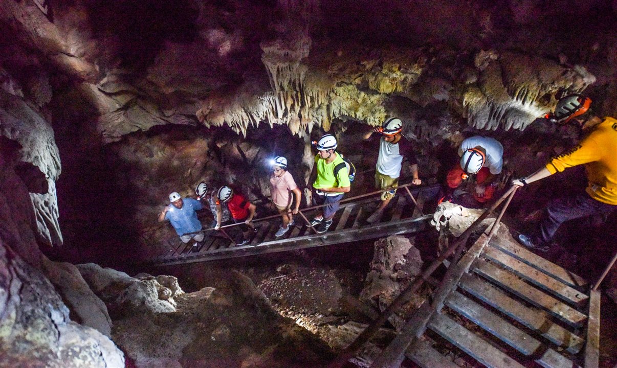 Cavernas conectam visitantes com a cultura maia