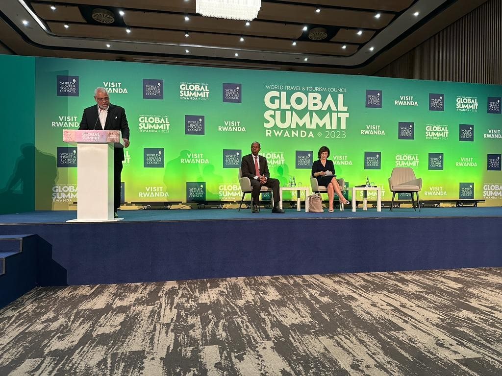 Arnold Simpson, chairman do WTTC, fala em coletiva de imprensa, ao lado de Francis Gater, CEO do Rwanda Tourism Board, e Julia Simpson, CEO do WTTC<br/>