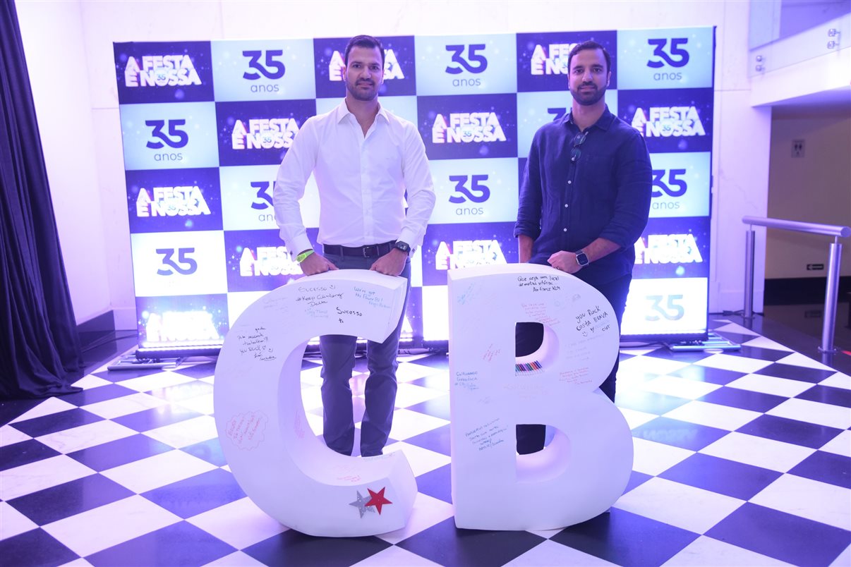 Rubens e Cacá em frente ao CB, onde os colaboradores podiam escrever recados à Costa Brava