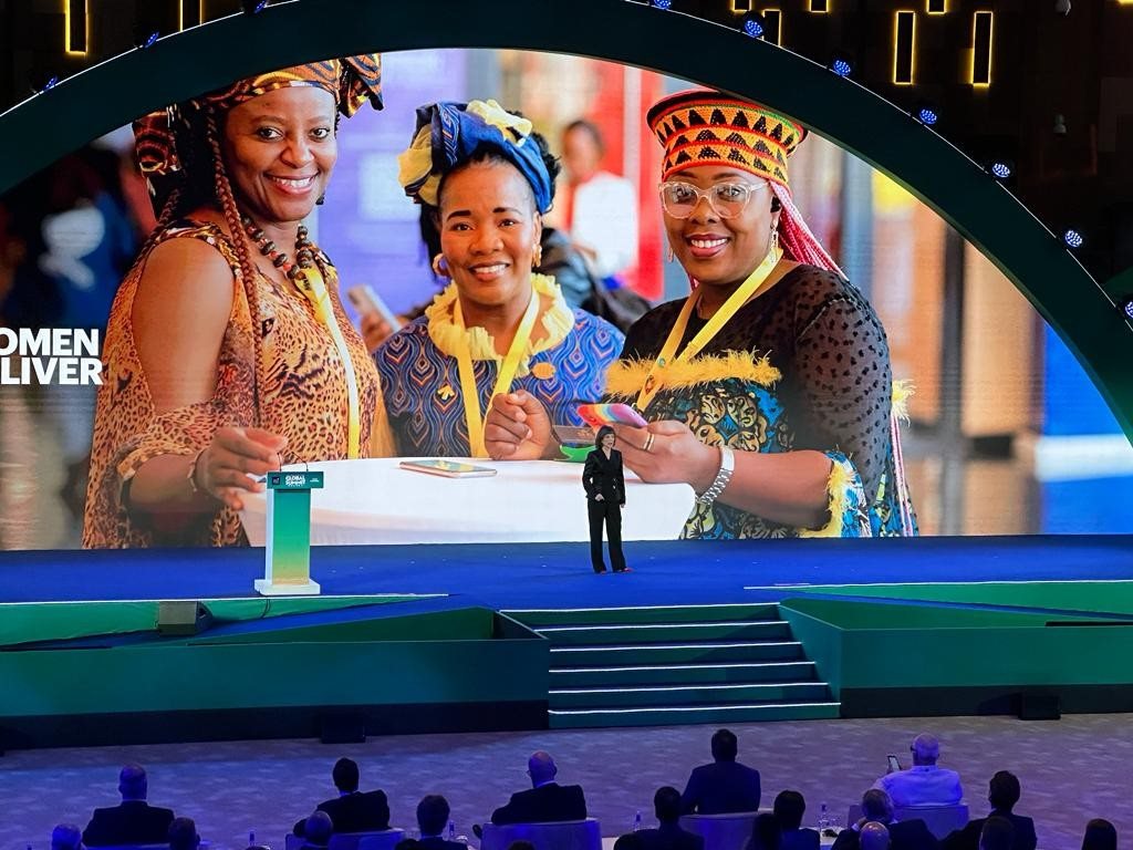Julia Simpson discursa na abertura do 23º WTTC Global Summit, em Ruanda