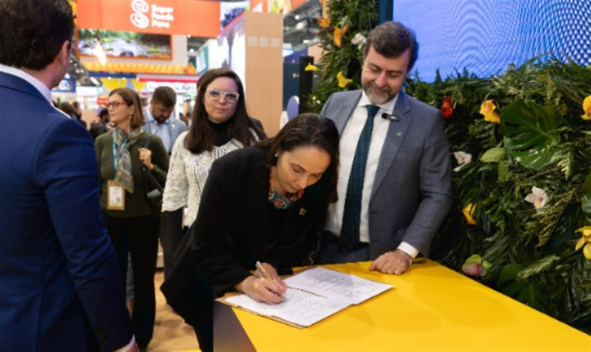 Marcelo Freixo, presidente da Embratur, e Ligia Sato, gerente de Sustentabilidade da Latam Brasil assinam acordo de cooperação no WTM 2023 em Londres