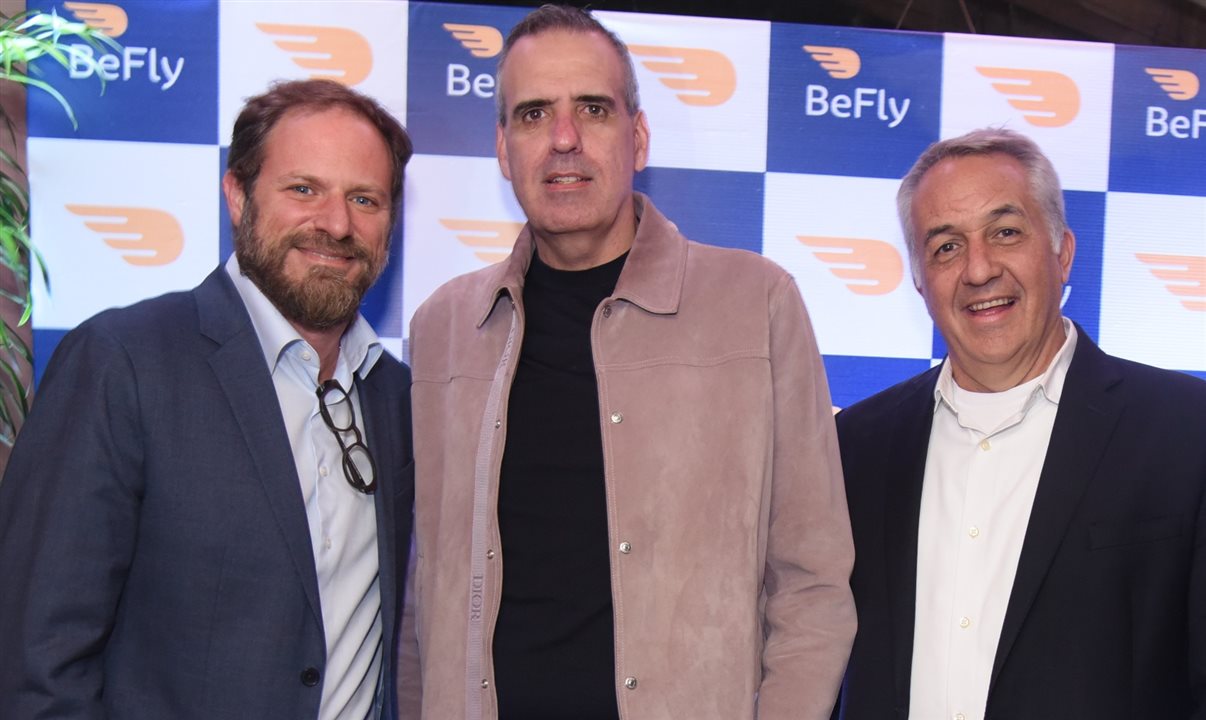 O CEO da BeFly, Marcelo Cohen, entre os vice-presidentes Luciano Guimarães e Sylvio Ferraz