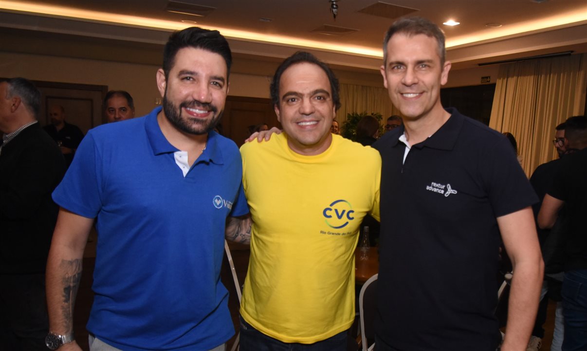 Hugo Lagares, diretor da Visual, Fabio Godinho, CEO da CVC Corp, e Marvio Mansur, diretor da Rextur Advance