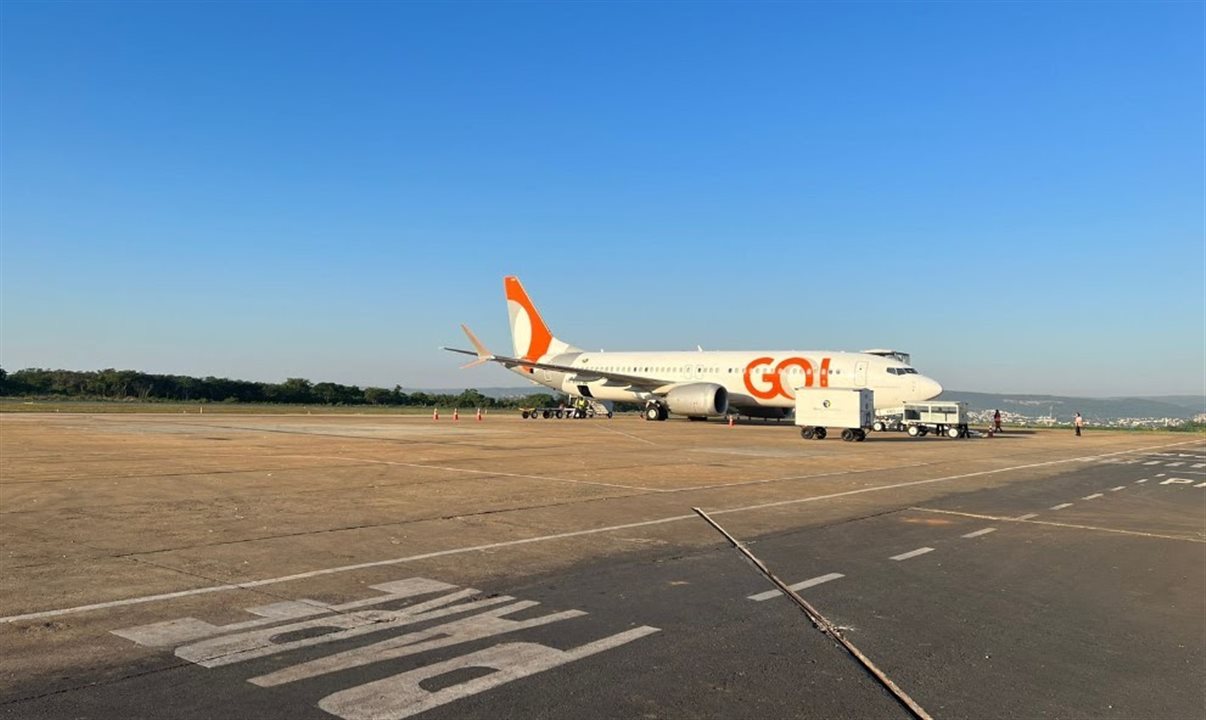Boeing 737 MAX 8 na pista do aeroporto de Montes Claros (MOC) nesta manhã de terça-feira