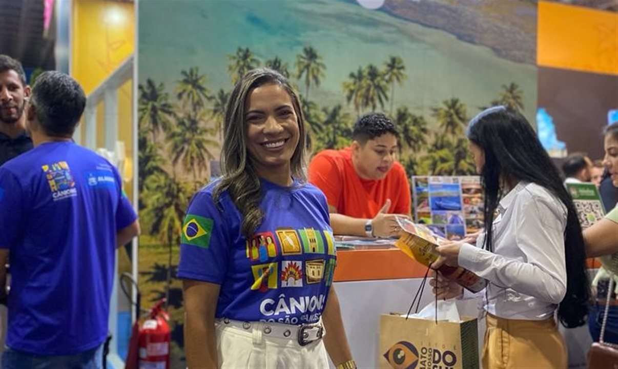 Janaina Melo, CEO da Candeeiros Ecotur, marca presença em feiras de Turismo divulgando o destino Alagoas
