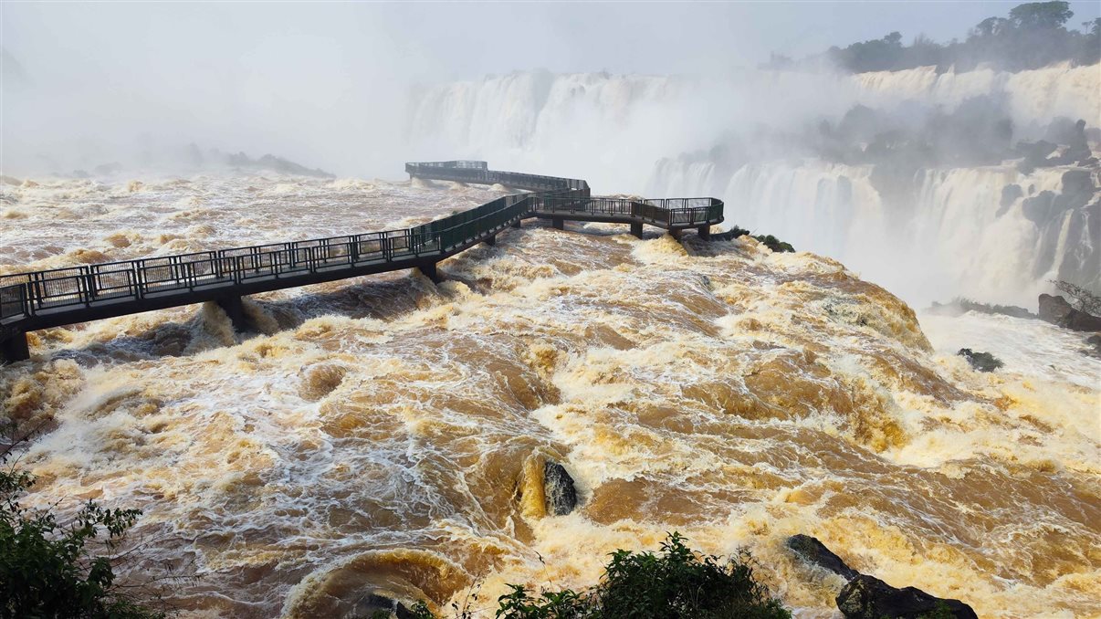 vazão d’água está em 9 milhões de litros por segundo. A vazão média d’água das Cataratas do Iguaçu é de 1 milhão e 500 mil litros por segundo