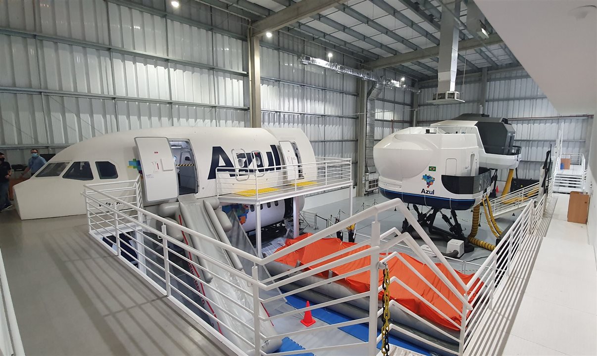 Parceria proporcionará aos inspetores da Anac a chance de realizar voos nas aeronaves da Azul, além de treinamentos teóricos em solo e em simuladores